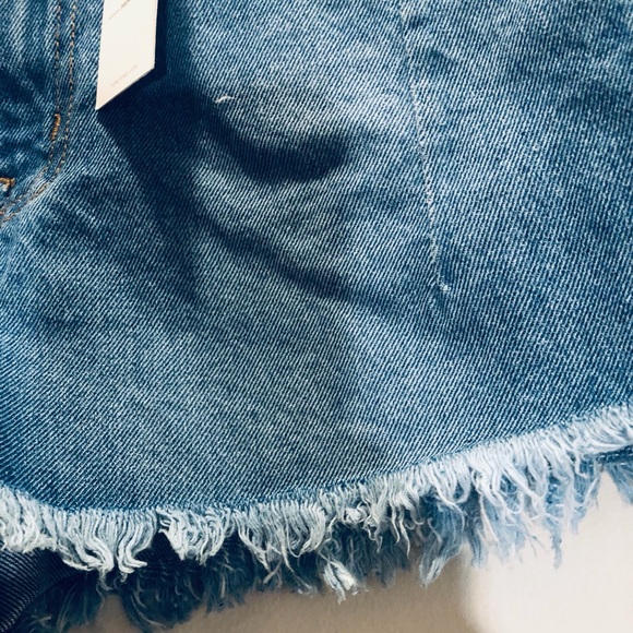 Forever 21 Denim Shorts frayed front in back pockets . Comfortable size 26 - Picture 4 of 5